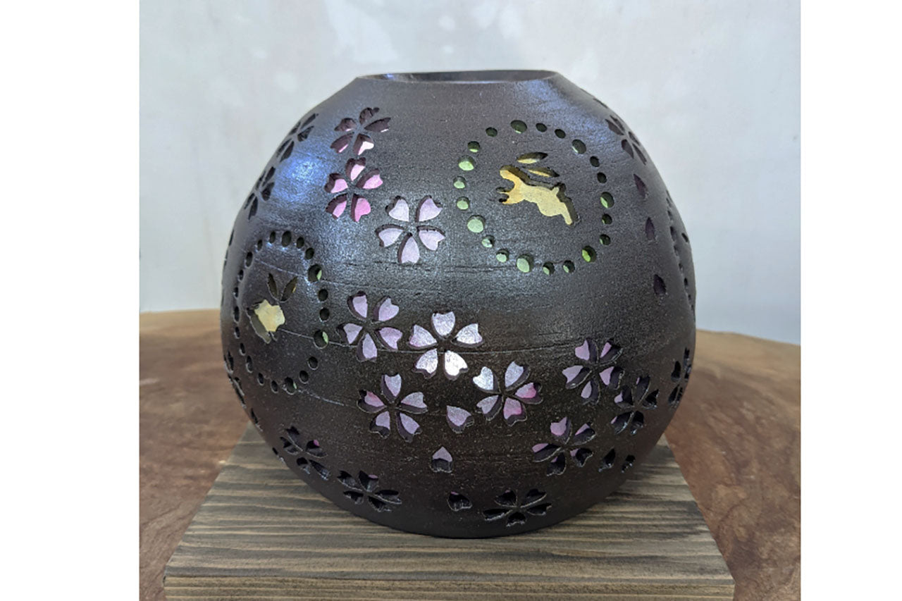 雑貨 「灯りとり うさぎ桜」 根本典子 笠間焼 陶磁器 – Takumi Japan