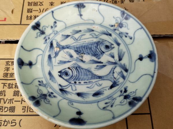 神奈川県鎌倉市にて、明代青花双魚紋荷花紋諸葛碗や古い乳白ガラスの氷