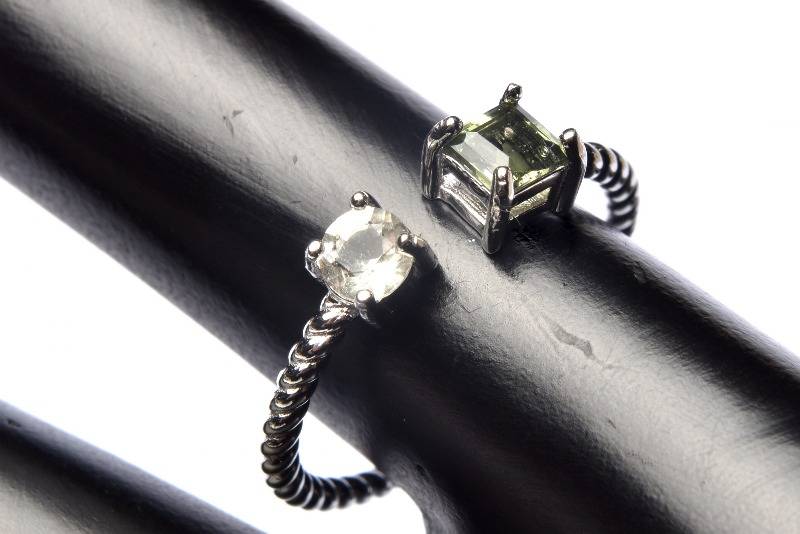 楽天市場】Silver925 モルダバイト＆リビアングラス 4x4mm 天然石