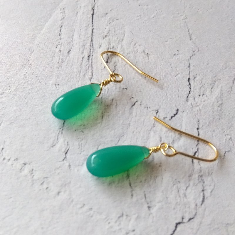 楽天市場】大粒ロングシルエット天然石グリーンオニキスドロップピアス