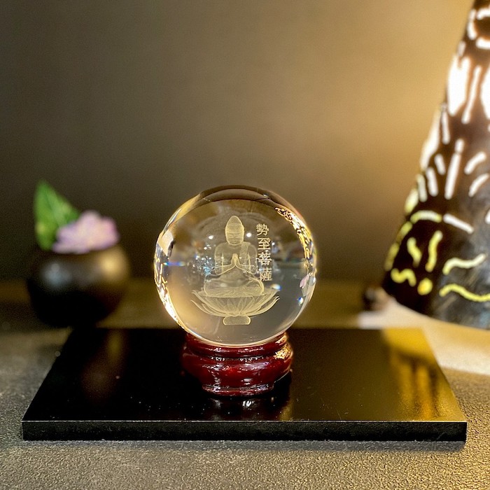 楽天市場】レーザー彫水晶 勢至菩薩 10y5-1 水晶 レーザー 木製台座