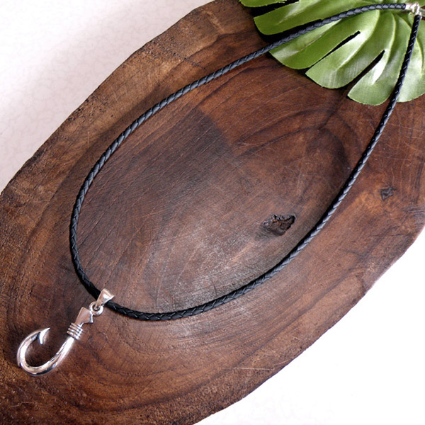 楽天市場】リアルな釣り針ペンダント【Sサイズ】と長さの選べるレザー