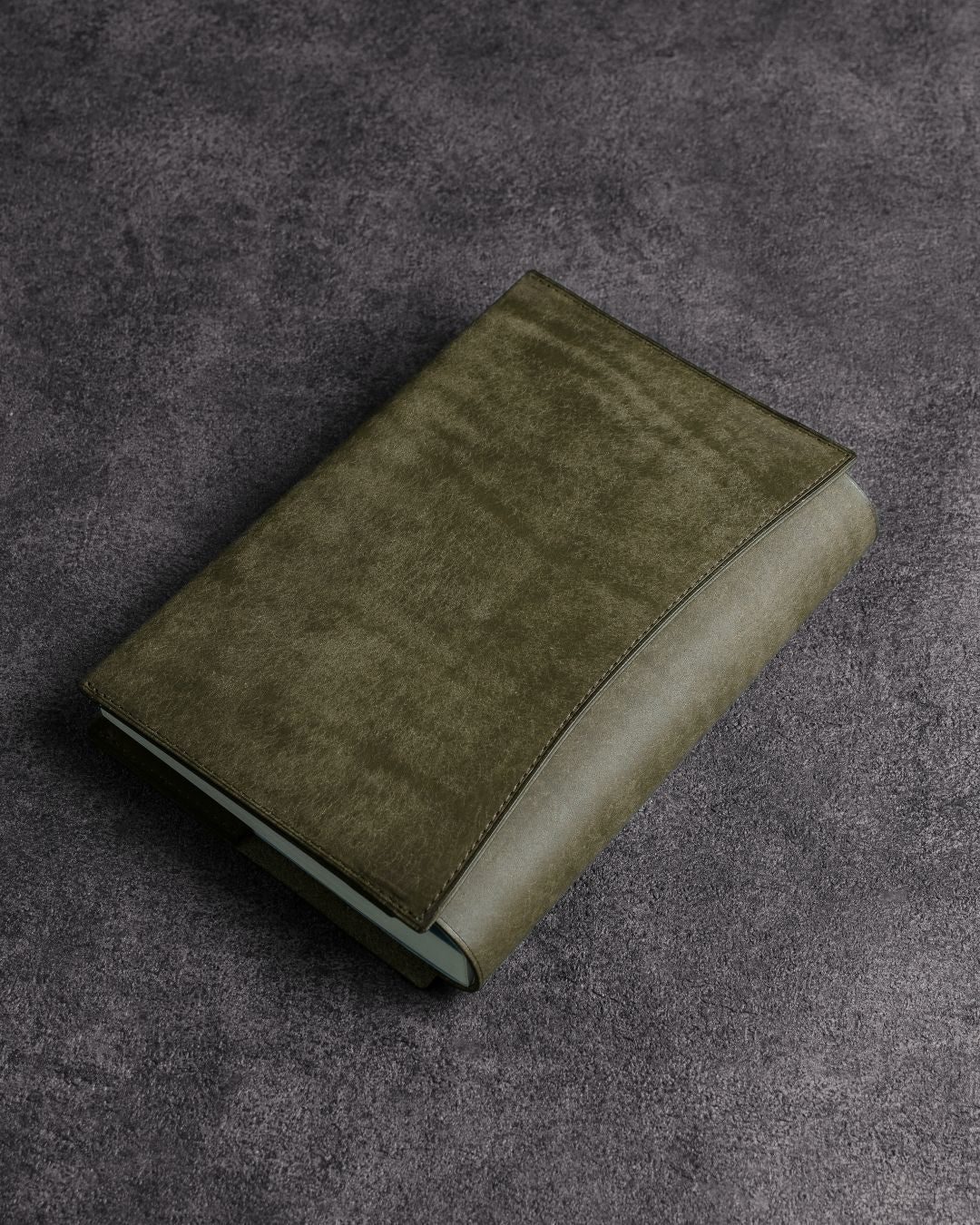 あらゆる本の厚みに対応できる」本革ブックカバー／Pueblo