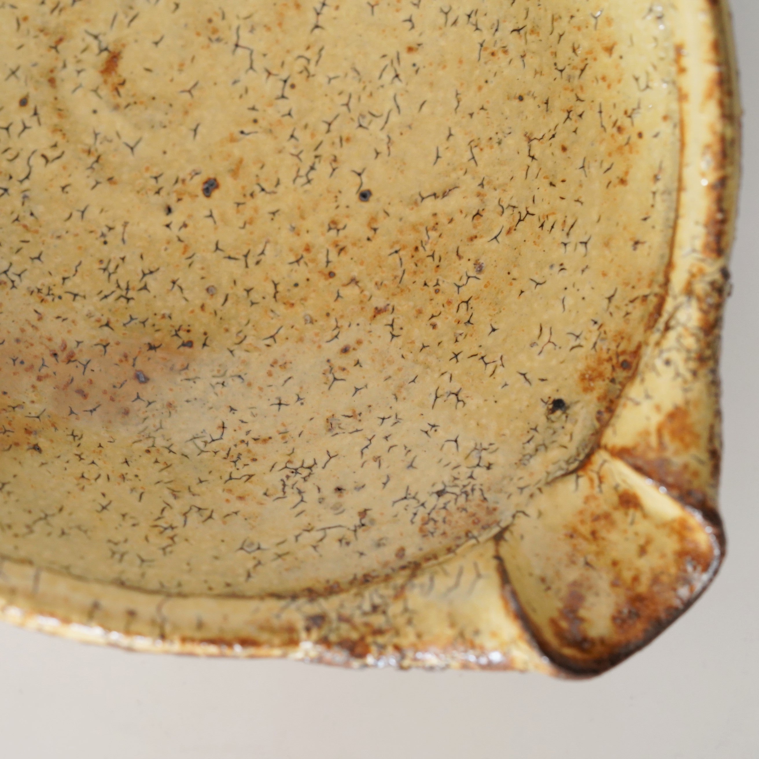 工藤和彦】黄粉引平片口鉢 – うつわ御結