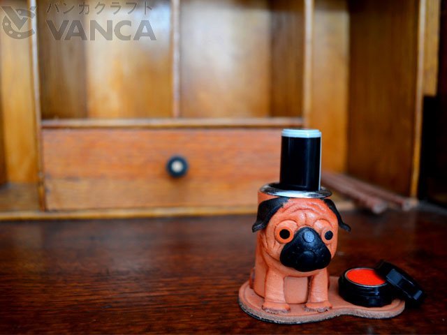 パグ 印鑑スタンド:ユニークな革製品ならVANCAショップ