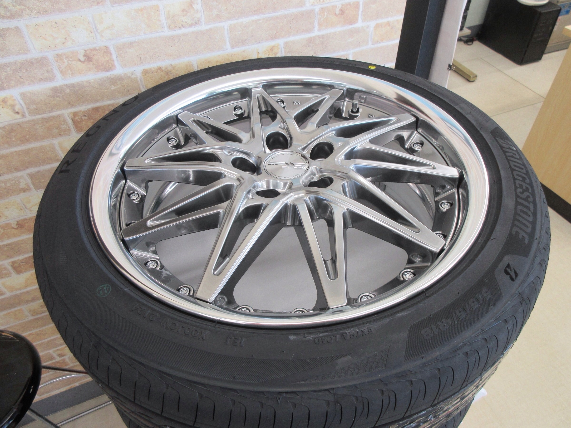 カッコ良い見た目と快適な乗り心地を両立するために18インチをチョイス