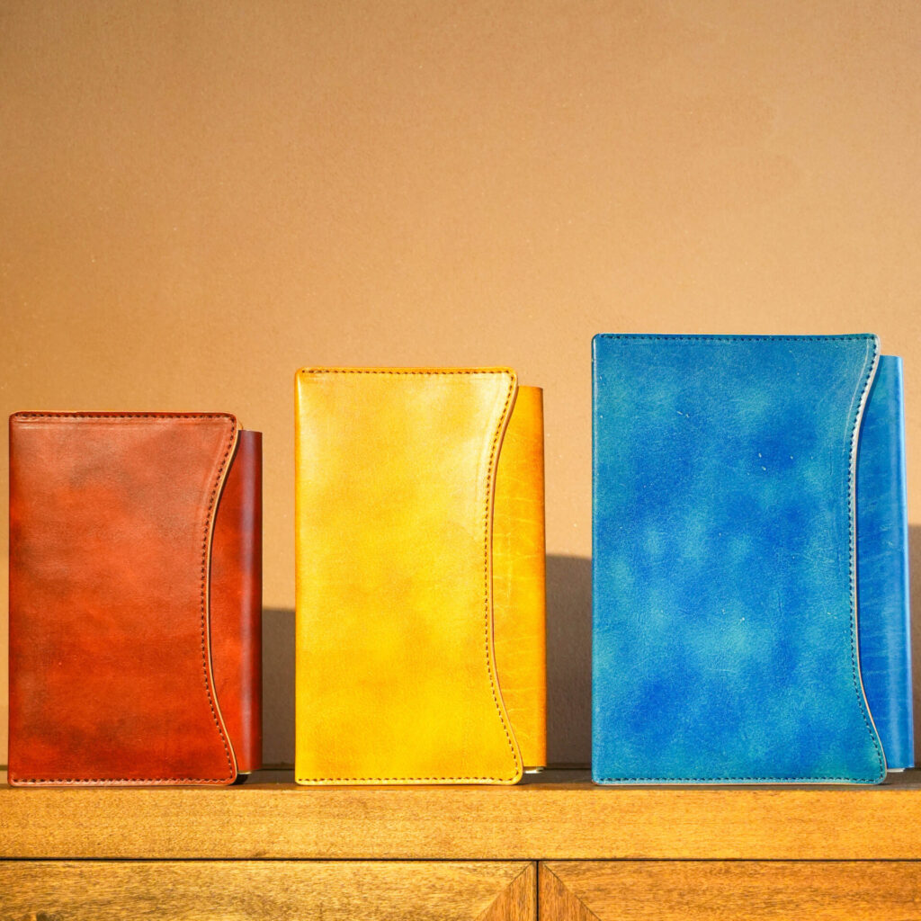 本革ブックカバー「OLIVE」|手染めの魅力・サイズ選び・厚みに強い理由
