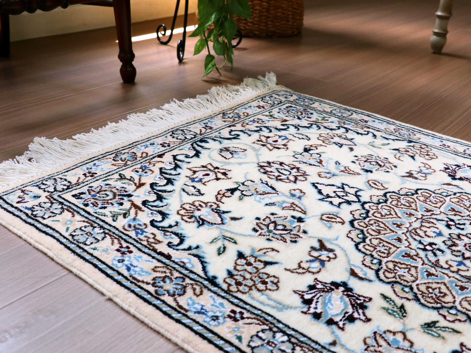 ペルシャ絨毯 ナイン産 9L 96×64cm 花のアラベスク アイボリー 玄関