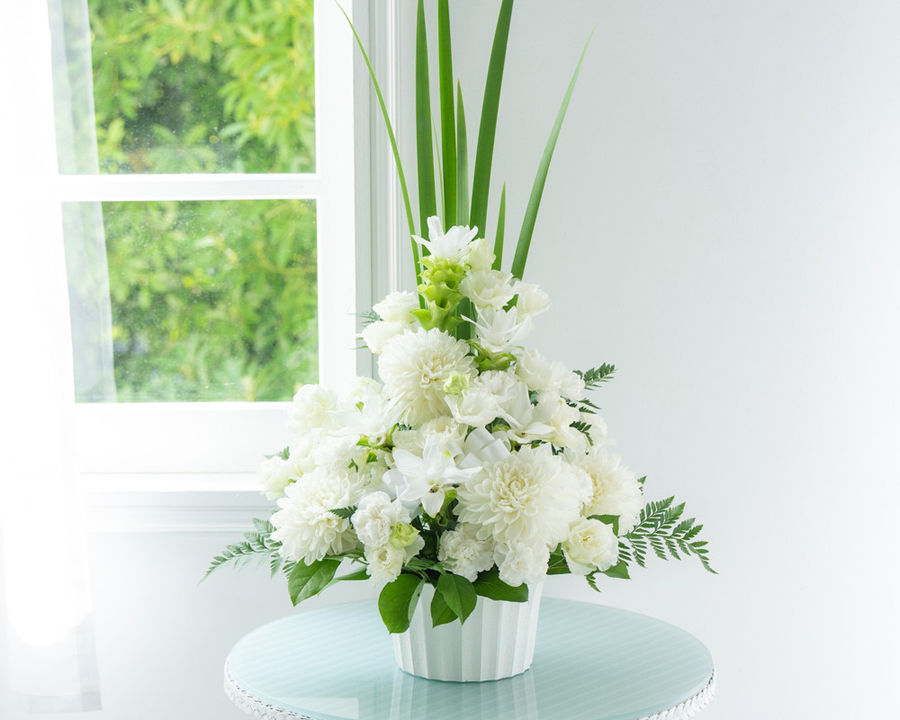 プロにおまかせ豪華アレンジメント 白上がり XL｜弔電のフラワー