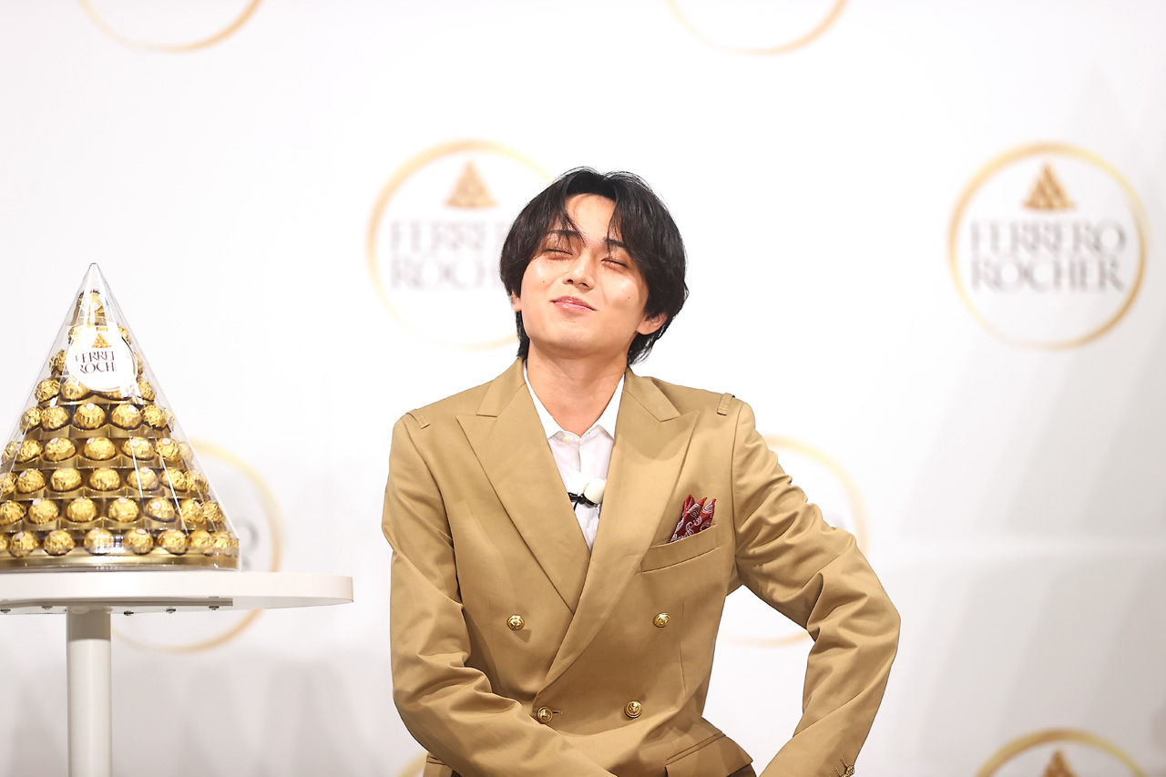 永瀬廉 包み紙1つで高い観察力トーク！「フェレロ ロシェ」実食に至福