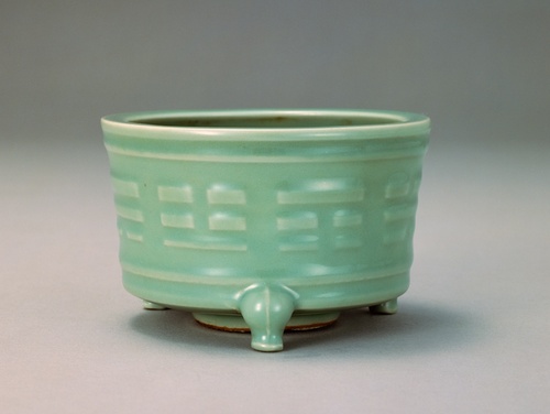 青磁八卦文香炉 | 龍泉窯 | 収蔵品詳細 | 作品を知る | 東京富士美術館