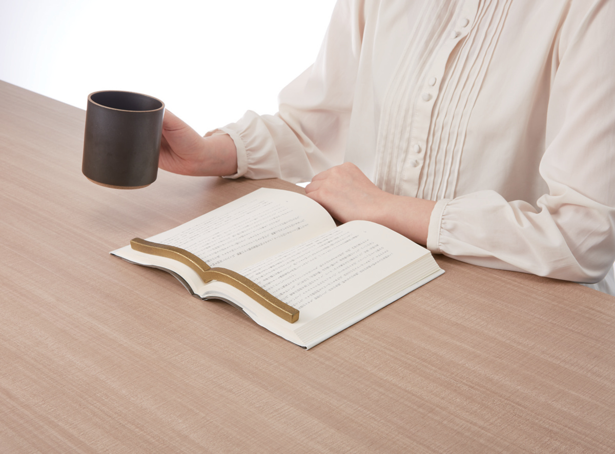 本に寄り添う文鎮 材質真鍮 質量約210g｜文具｜コクヨ