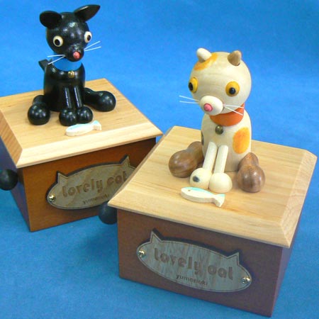 うなづきネコちゃん（ラブリーキャット 木のプレート）三毛ネコ・黒