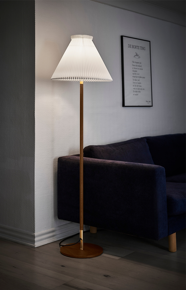 フロアランプ LK80 スモークドオーク ｜ Products | LE KLINT