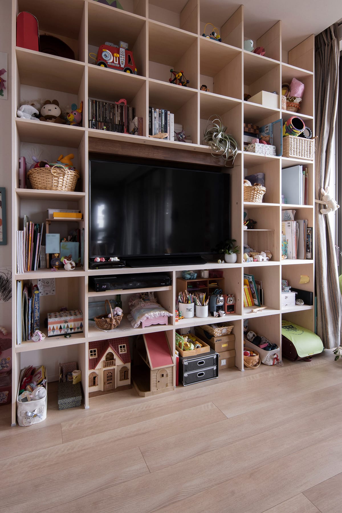 大型テレビと収納・テレビボードのおしゃれな組み合わせ – margherita