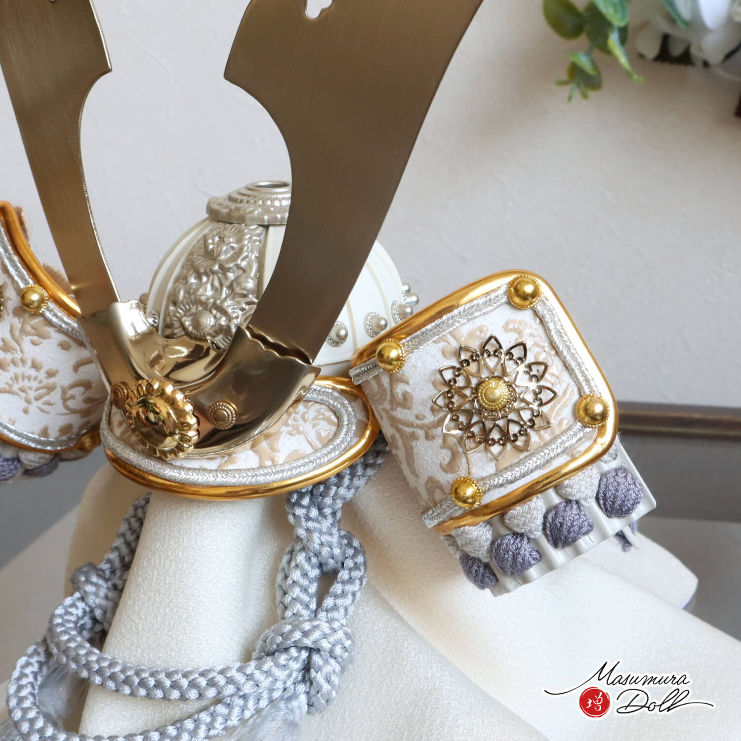 最新作 洋風金物 本印伝 共吹き返し 兜 ホワイトゴールド鍬形 淡水糸