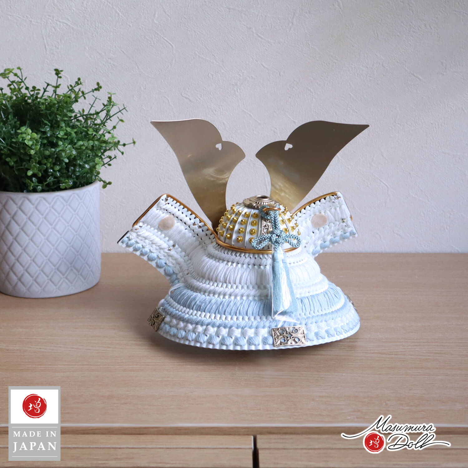 8号 唐草桜金物 淡空色兜 白小札兜 済美箔屏風 国産桐箱収納飾り