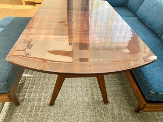 ウニコSWELLA(スウェラ)テーブル W1400に透明マットを敷いた口コミ多数