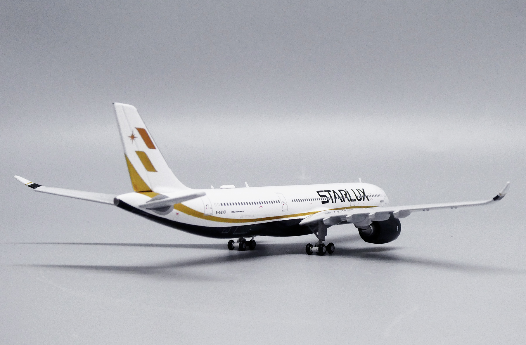 ScaleModelStore.com :: JC Wings 1:400 - EW4339001 - Starlux