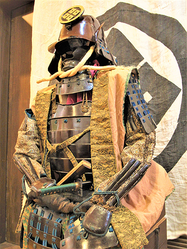 両丹日日新聞：漆で鎧や兜がよみがえる―江戸時代の武具を展示 甲冑