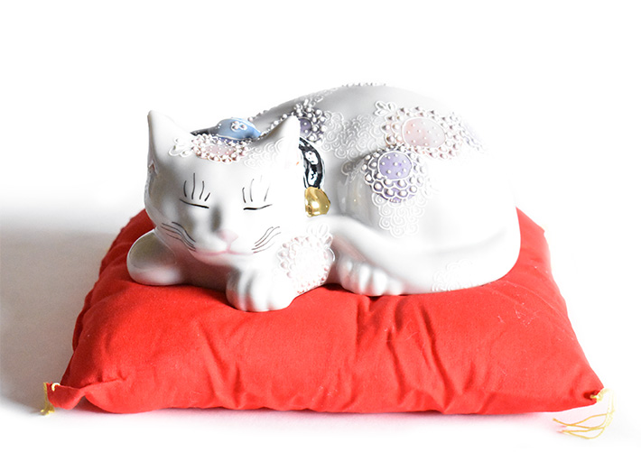 九谷焼 眠り猫 置物 花むらさき 座布団付