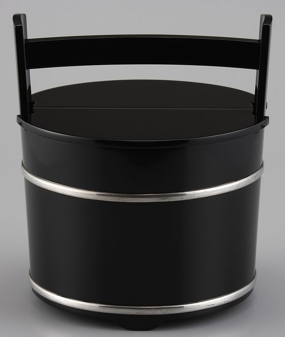 手桶型水指 黒塗り銀タガは、漆の黒に特製の銀金具が美しい水指