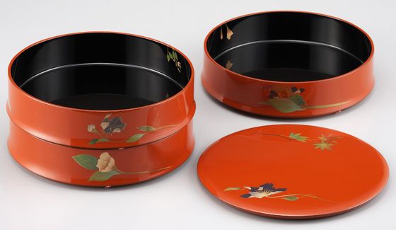 丸三段重・四季草花蒔絵 825,000円（税込） | 輪島塗の塗師屋 輪島漆器