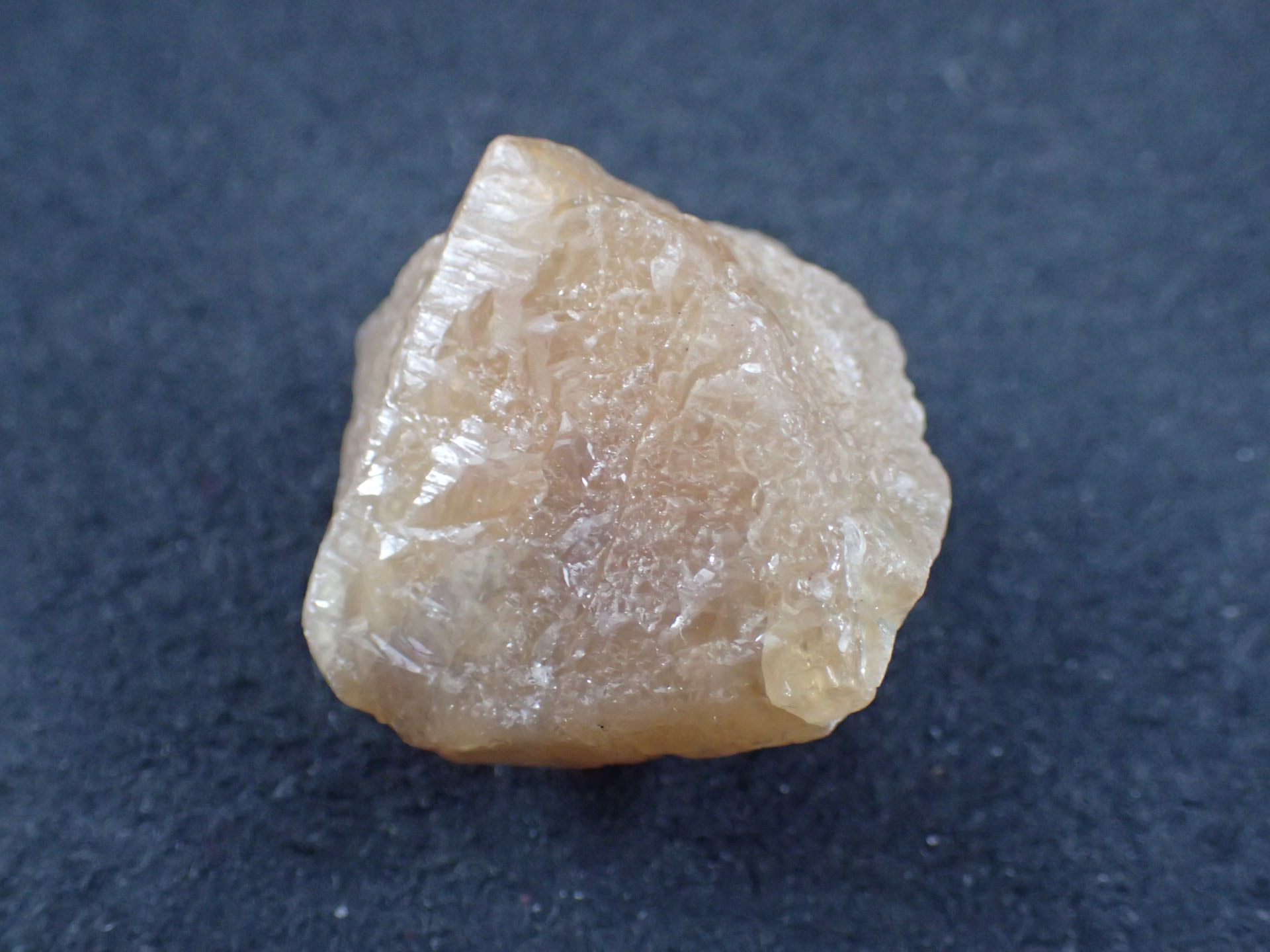 灰重石(Scheelite) ｜石の販売専門店【vec stone club】