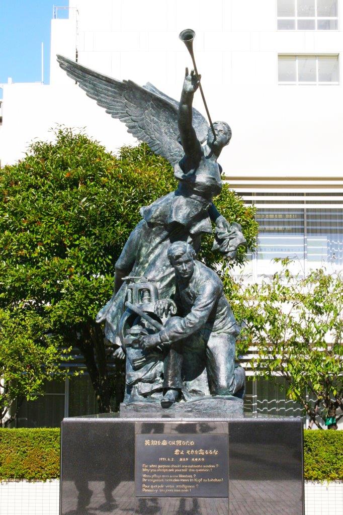 像]A棟ブロンズ像(天使と印刷工､天使と鍛冶職人) | 池田大作記念創価