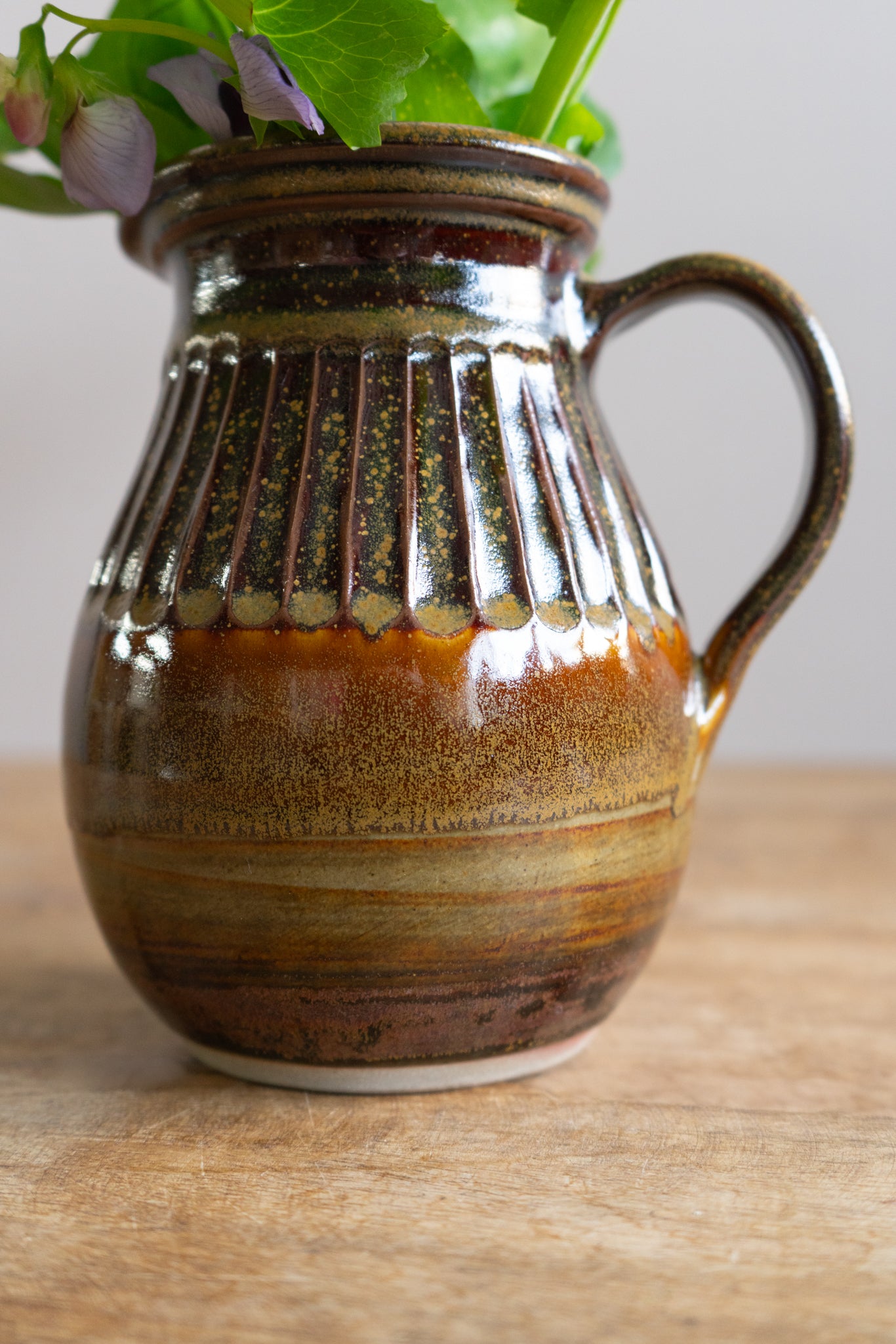 フラワーベース】群言堂 しのぎピッチャー｜嶋田窯 – &YOUKAEN (アンド