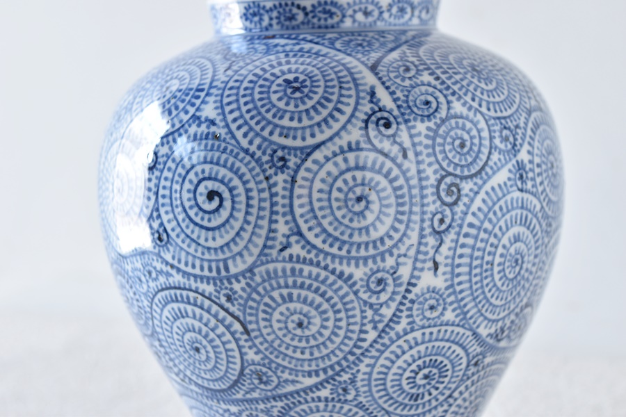 古伊万里 染付 蛸唐草 壺 - 生活骨董と古布のアンティークショップ