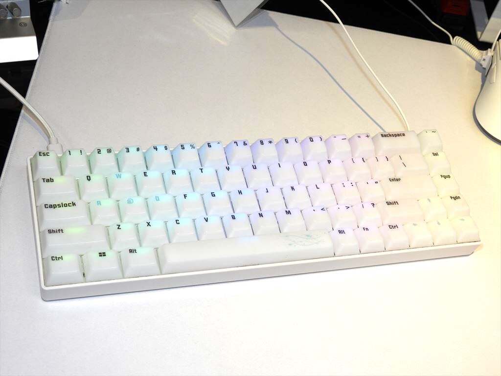 ホワイトでラピッドトリガー搭載、しかもお手頃価格な65%キーボード