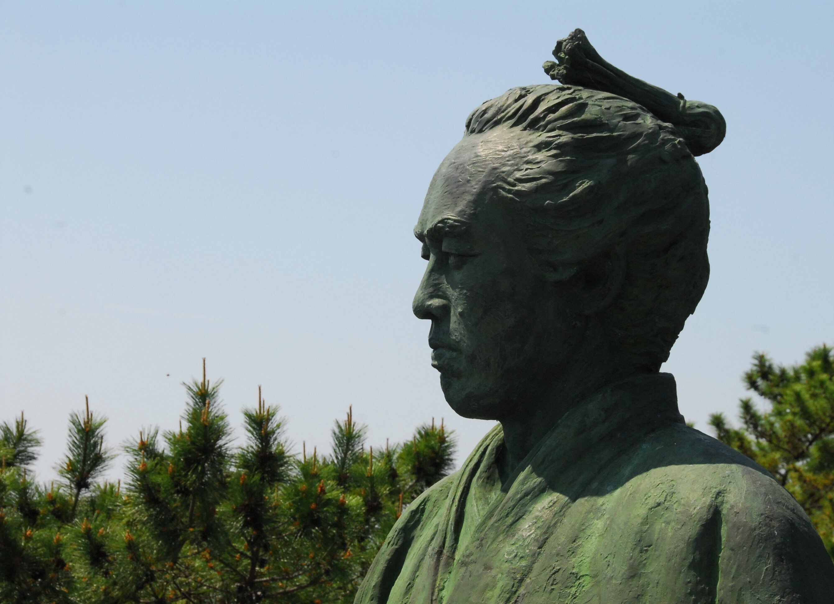 坂本龍馬は戦争に利用された？」高知の桂浜で幕末の志士像に大接近