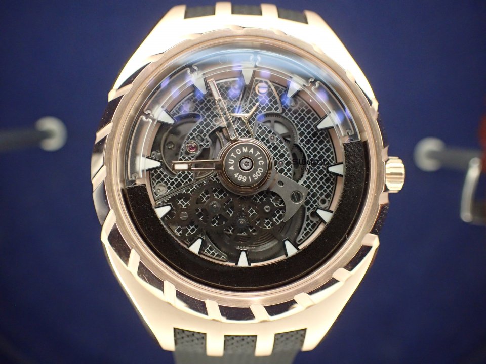 スウォッチ「FLYMAGIC」～新時代に向かう非鉄素ヒゲゼンマイを搭載した