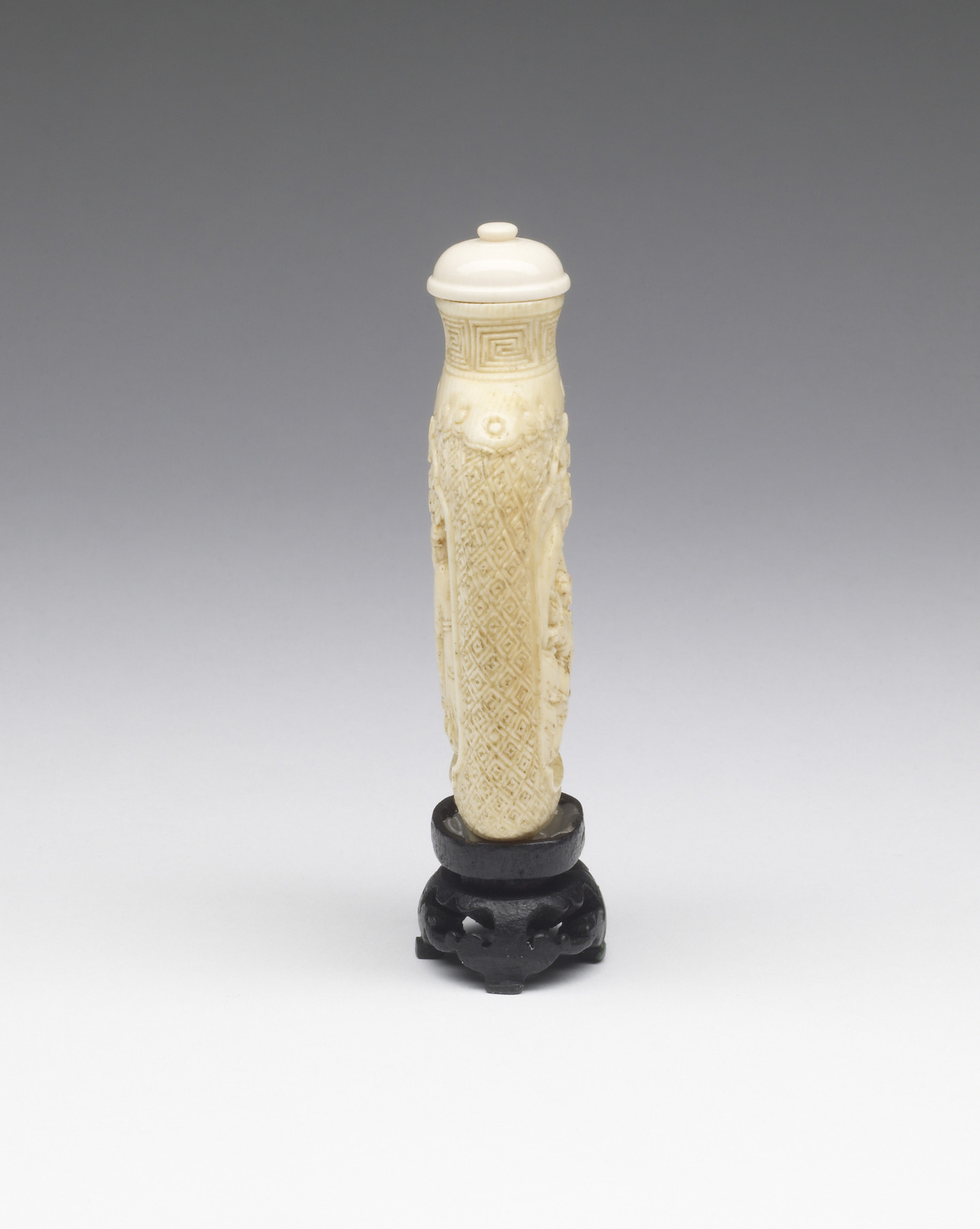 Snuff Bottle with Figures in Landscape, 19th century (Qing dynasty