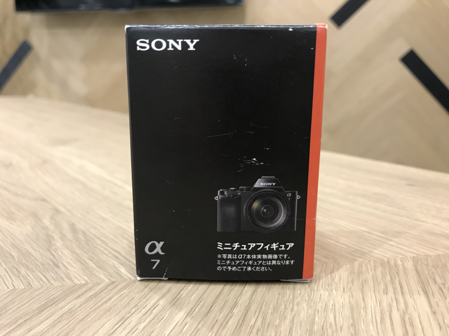 編集部に激レア SONY α7 ミニチュアフィギュアがやってきた！｜Camoor