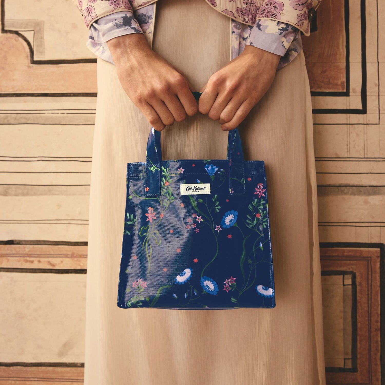 スモール ブックバッグ Nightshade | Cath Kidston 日本公式オンライン