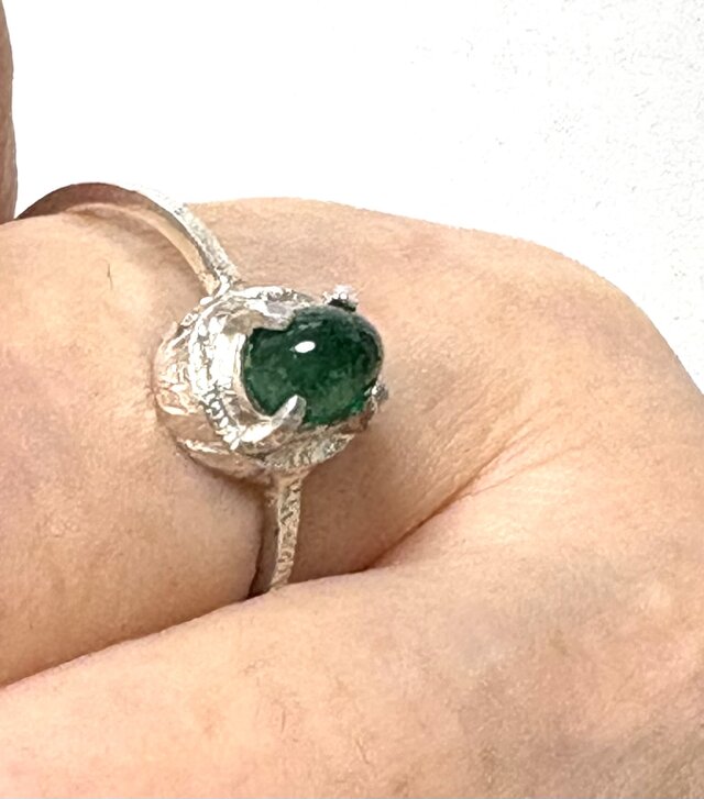 カボションエメラルド手彫りリング | iichi 日々の暮らしを心地よく