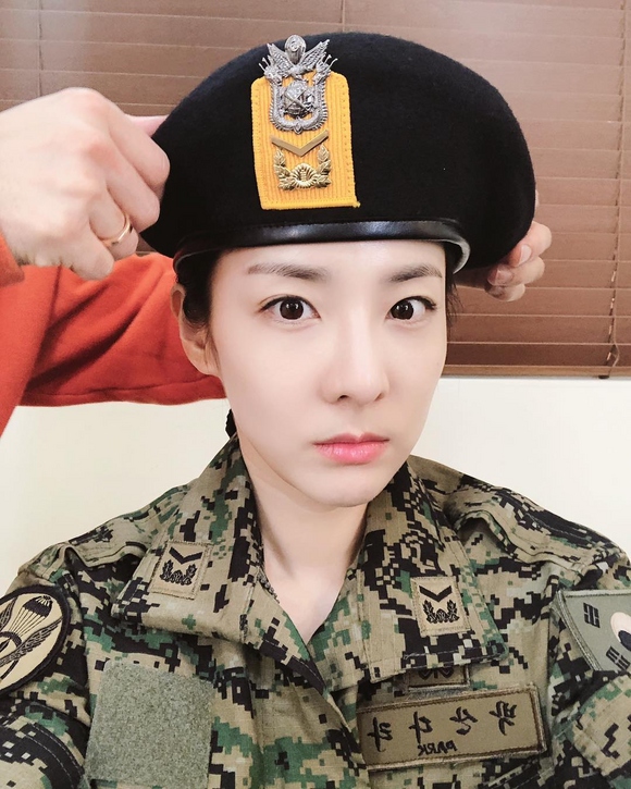 元2NE1のDARA、軍服姿の記念ショット公開…ベレー帽をかぶった凛々しい
