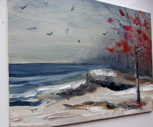 ラトビア 晩秋の海の海岸風景、暗い海水、雪、赤い木の油絵 Contrast