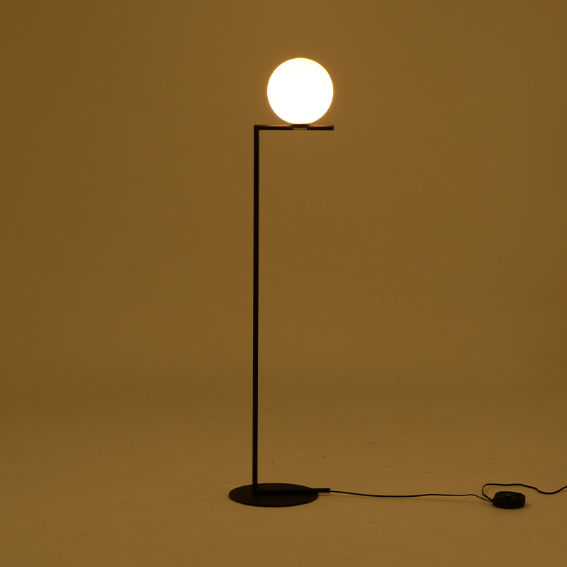 FLOS(フロス) IC F1 フロアランプ ブラス｜フロアーランプ | THE