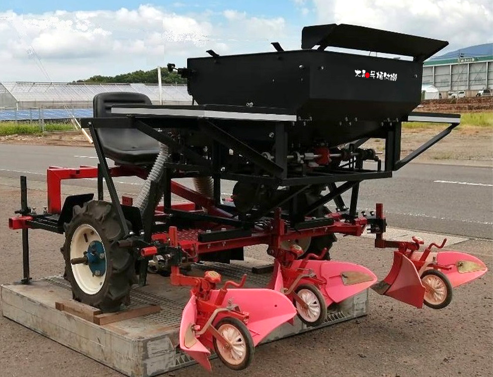 植え付け-培土を一気に2列完了！トラクターけん引型大和芋植え付け機
