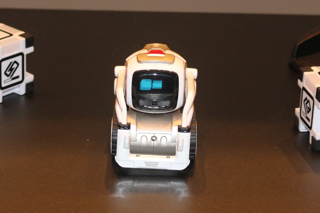 タカラトミーより”心をもつ”AIロボット「COZMO」が9月に発売