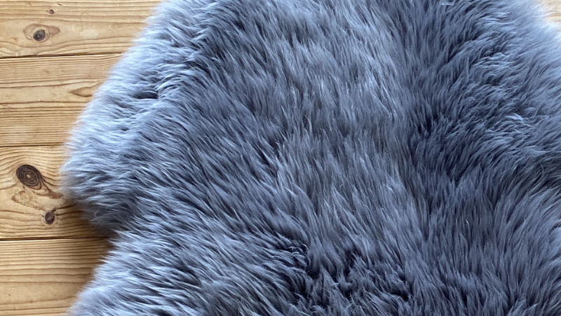 アカプルコチェアのためにコストコオンラインでムートンラグを買って