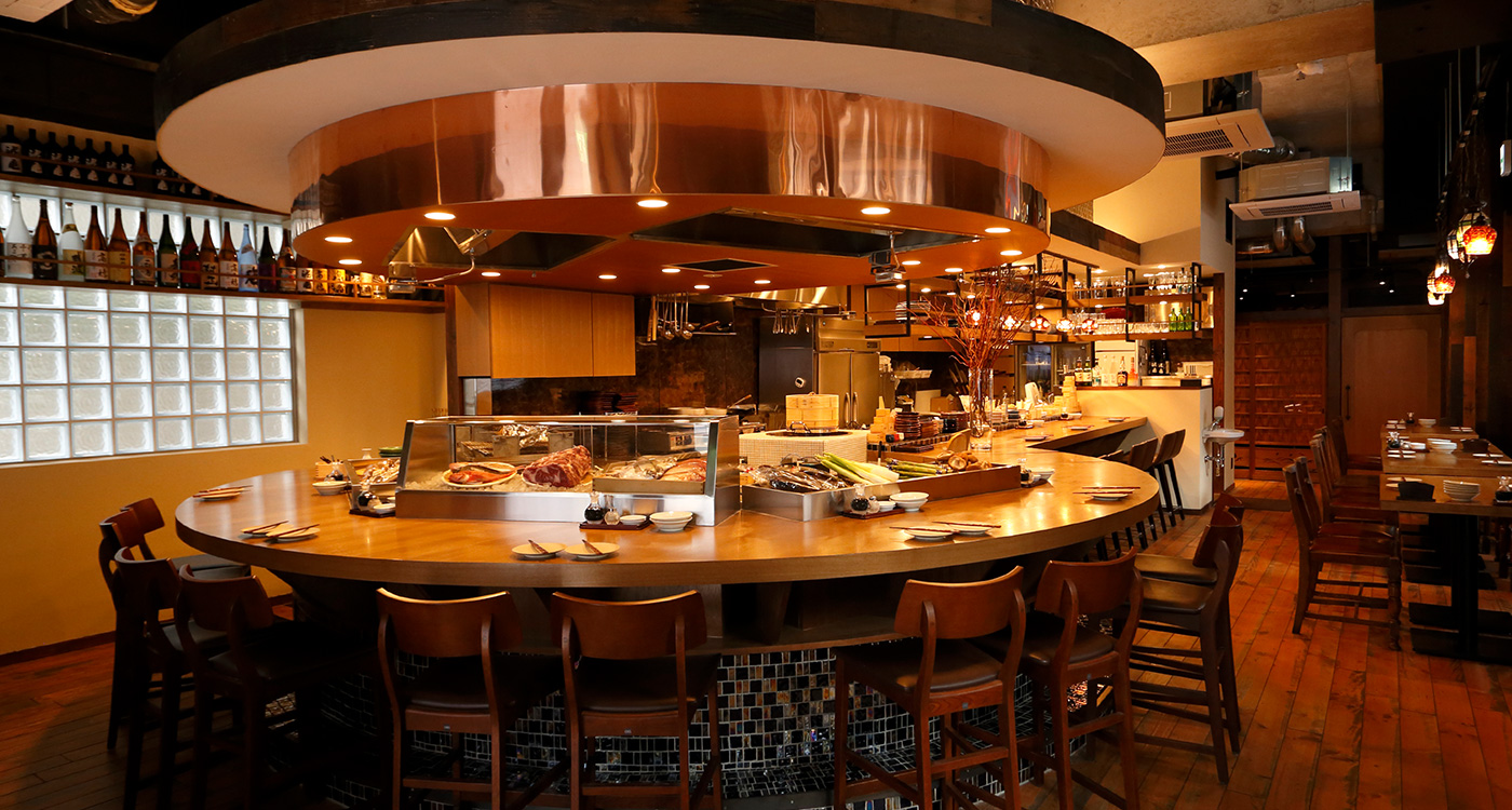 公式】鮮魚と炉端焼き 魚炉魚炉 総本店 - 迫力の丸型カウンターで