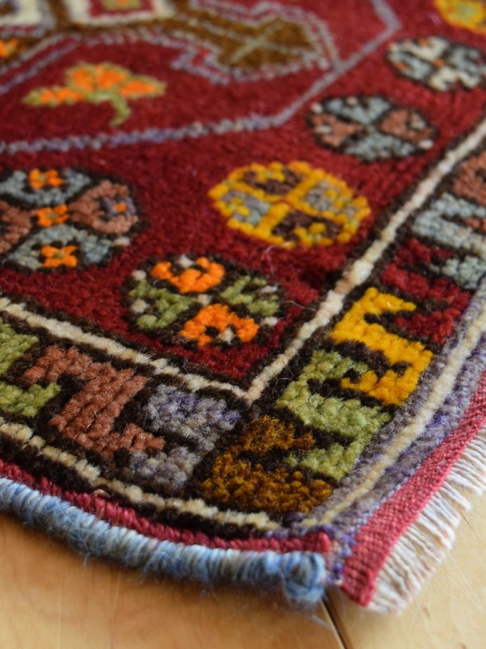 オリエンタルな雰囲気漂うオールド絨毯、おしゃれなトライバルラグ(m