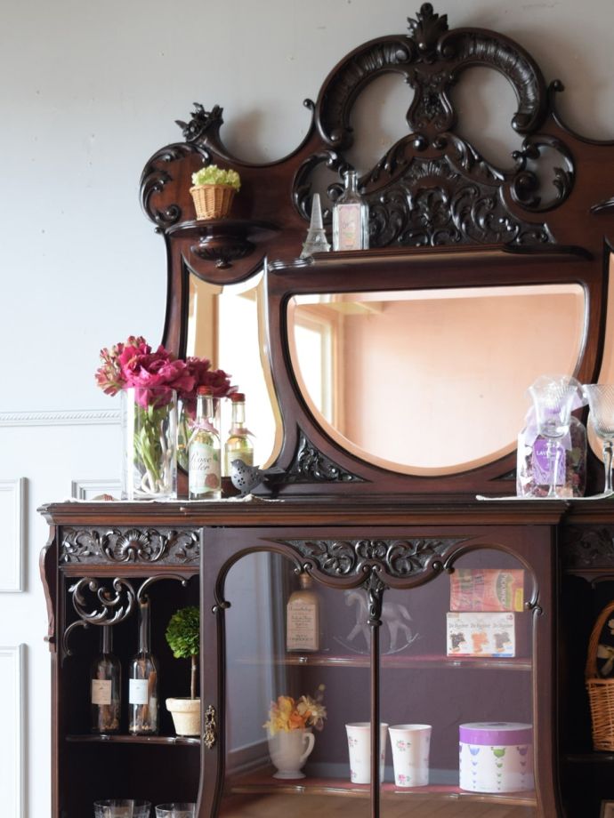 マホガニー材の美しいアンティークキャビネット、芸術的な美しさの