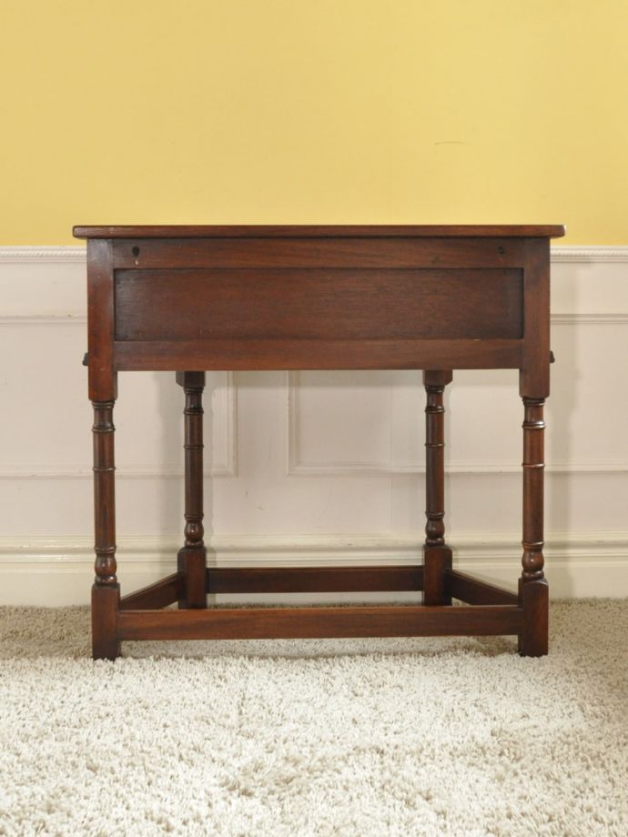 アンティークのコンソールテーブル、お部屋を華やかにしてくれる英国の