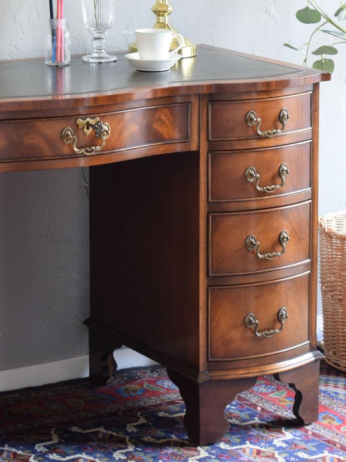 イギリスで見つけたおしゃれなアンティークの書斎机、マホガニー材の