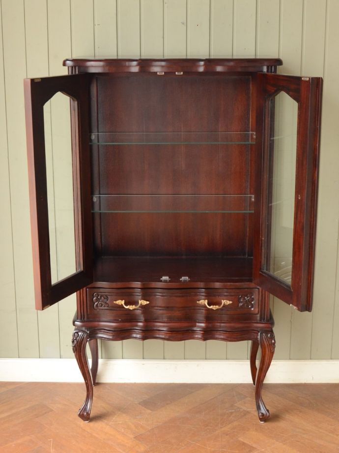 アンティーク風のおしゃれなキャビネット、マホガニー材のコレクション